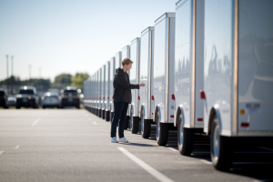 personne-inspecte-remorques-parking