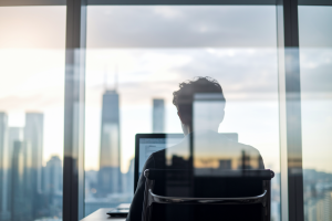 personne-dos-ordinateur-bureau-vue-ville
