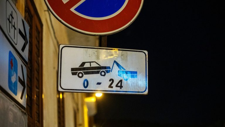 Quelle Signalisation pour Interdire le Stationnement en Parking