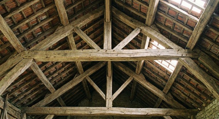 Normes et réglementations pour une charpente en Mayenne : ce qu&rsquo;il faut savoir