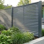 Clôture alu persienne : réduire le vis-à-vis sans alourdir son extérieur