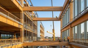 Le bois dans le chantier contemporain : entre tradition constructive et exigences modernes