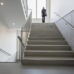 Pourquoi l&rsquo;escalier droit béton s&rsquo;impose dans les bâtiments collectifs