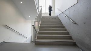Pourquoi l&rsquo;escalier droit béton s&rsquo;impose dans les bâtiments collectifs