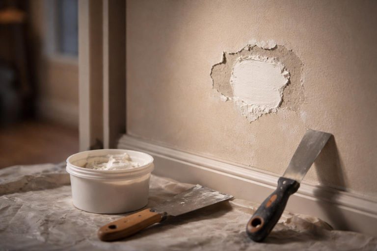 Reboucher un Trou dans un Mur : Quel Enduit Choisir ?