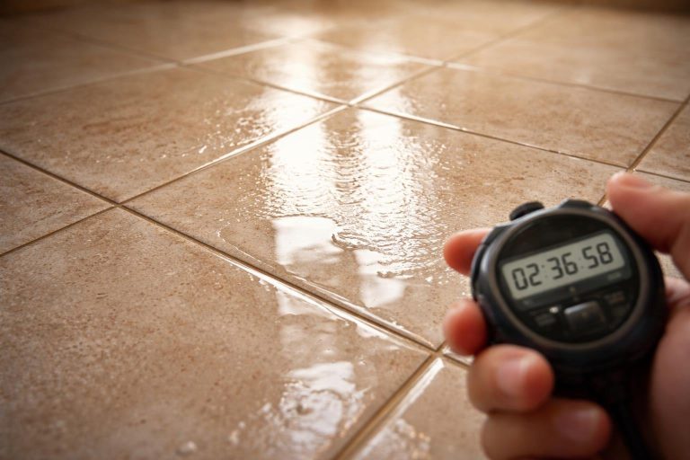 Combien de Temps Laisser Agir l&rsquo;Acide Chlorhydrique sur Carrelage : la Durée Idéale