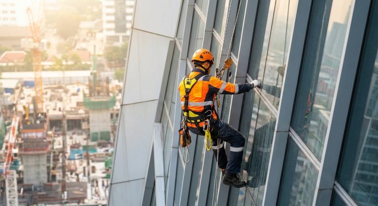 Travaux sur cordes : une solution d&rsquo;accès pour les chantiers complexes