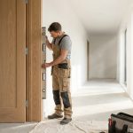 Choisir et poser une porte d&rsquo;intérieur en bois : le guide complet pour réussir sa rénovation