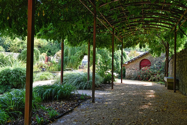 Pergola bioclimatique en bois sur une terrasse extérieure