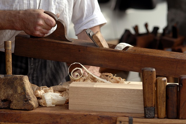 Artisan menuisier travaillant le bois en atelier
