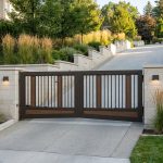 Portail sur terrain en pente : solutions techniques et conseils d&rsquo;installation