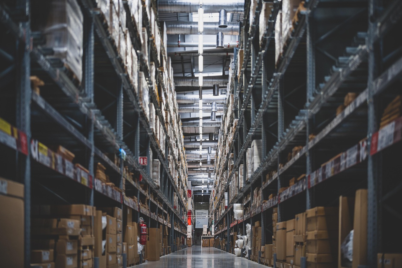 Box de stockage avec cartons de déménagement